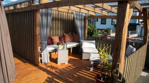 Am 09.03.2020 wurde die Ferienwohnung “Heimatliebe” eröffnet. Auf ca. 75m² wurde der typische Chalet Stil bis in jede Ecke verwirklicht. Edle und rustikale Gegenstände – dieser Stilmix zieht sich durch die gesamte Wohnung und passt ganz wunderbar in die R