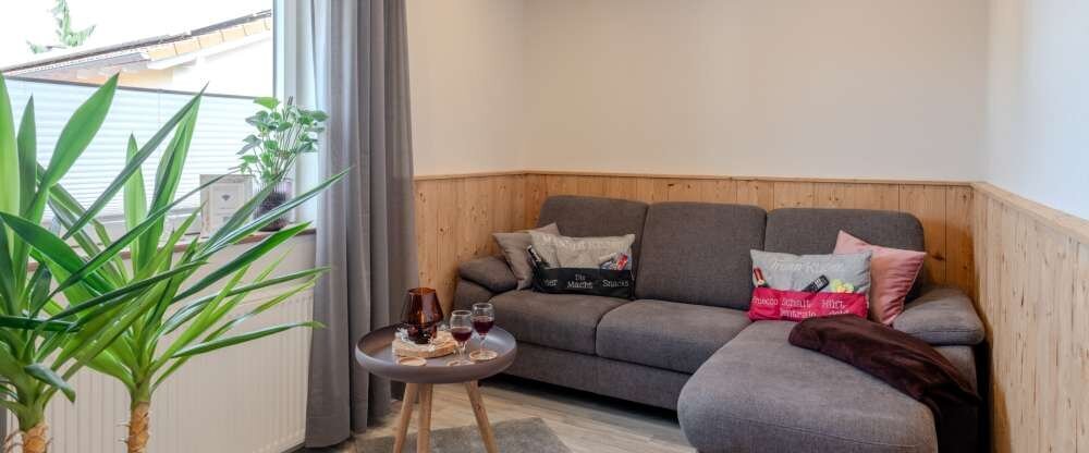 Ferienwohnung Heimatnest – Urige Gemütlichkeit mit 5-Sterne-Komfort Willkommen im Heimatnest – Ihrer charmanten 5-Sterne-Ferienwohnung zum Wohlfühlen! Auf 50 m² erwartet Sie ein liebevoll eingerichtetes Zuhause auf Zeit mit urigem Charme und gemütliche