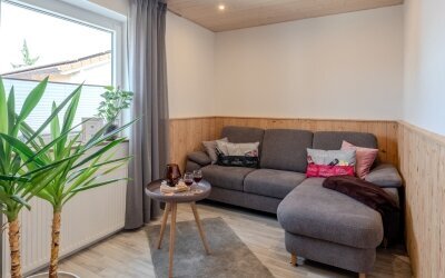Ferienwohnung Heimatnest – Urige Gemütlichkeit mit 5-Sterne-Komfort Willkommen im Heimatnest – Ihrer charmanten 5-Sterne-Ferienwohnung zum Wohlfühlen! Auf 50 m² erwartet Sie ein liebevoll eingerichtetes Zuhause auf Zeit mit urigem Charme und gemütliche