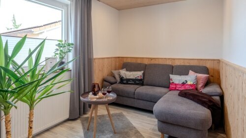Ferienwohnung Heimatnest – Urige Gemütlichkeit mit 5-Sterne-Komfort

Willkommen im Heimatnest – Ihrer charmanten 5-Sterne-Ferienwohnung zum Wohlfühlen! Auf 50 m² erwartet Sie ein liebevoll eingerichtetes Zuhause auf Zeit mit urigem Charme und gemütliche