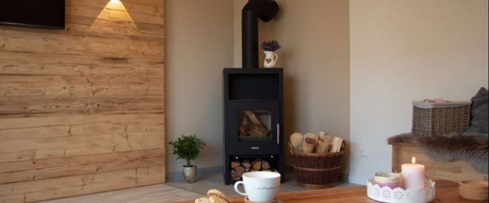 Willkommen in der Ferienwohnung Heimatwärme, die am 01.08.2021 eröffnet wurde. Hier erleben Sie eine gelungene Kombination aus edlem und rustikalem Ambiente, perfekt für einen erholsamen Urlaub. Highlights der Ferienwohnung Heimatwärme: Einrichtung: 