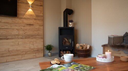 Willkommen in der Ferienwohnung Heimatwärme, die am 01.08.2021 eröffnet wurde. Hier erleben Sie eine gelungene Kombination aus edlem und rustikalem Ambiente, perfekt für einen erholsamen Urlaub.

Highlights der Ferienwohnung Heimatwärme:
Einrichtung:
