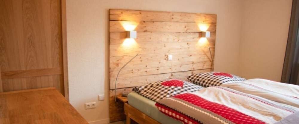 Willkommen in der Ferienwohnung Heimatwärme, die am 01.08.2021 eröffnet wurde. Hier erleben Sie eine gelungene Kombination aus edlem und rustikalem Ambiente, perfekt für einen erholsamen Urlaub. Highlights der Ferienwohnung Heimatwärme: Einrichtung: 