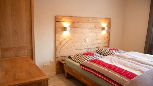 Willkommen in der Ferienwohnung Heimatwärme, die am 01.08.2021 eröffnet wurde. Hier erleben Sie eine gelungene Kombination aus edlem und rustikalem Ambiente, perfekt für einen erholsamen Urlaub.

Highlights der Ferienwohnung Heimatwärme:
Einrichtung:
