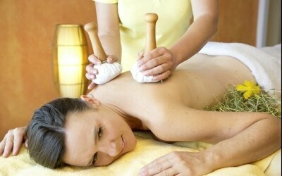 Alpenkräuter-Massage im Wellnessbereich