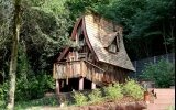 Die Hexenhäuschen des Jugendstilhotels Trifels liegen ruhig am Waldrand im Park der Villa Waldfrieden in Annweiler am Trifels. Die kleinen Holzhäuser verbinden einfaches, gemütliches Wohnen mit viel Natur und besonderer Atmosphäre.