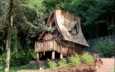 Die Hexenhäuschen des Jugendstilhotels Trifels liegen ruhig am Waldrand im Park der Villa Waldfrieden in Annweiler am Trifels. Die kleinen Holzhäuser verbinden einfaches, gemütliches Wohnen mit viel Natur und besonderer Atmosphäre. Die Häuschen eignen