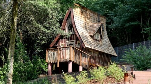 Die Hexenhäuschen des Jugendstilhotels Trifels liegen ruhig am Waldrand im Park der Villa Waldfrieden in Annweiler am Trifels. Die kleinen Holzhäuser verbinden einfaches, gemütliches Wohnen mit viel Natur und besonderer Atmosphäre.