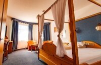 Das Himmelbett-Zimmer entspricht in Stil und Atmosphäre einem Schwarzwald-Zimmer, setzt jedoch mit seinem romantischen Himmelbett einen besonderen Akzent. Mit viel Liebe zum Detail gestaltet, verbindet es traditionellen Schwarzwald-Charme mit modernem Kom