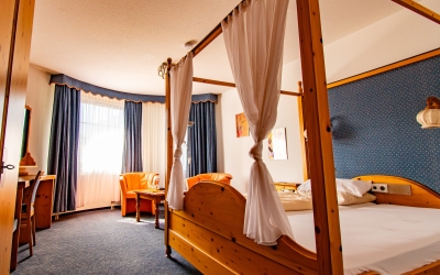 Das Himmelbett-Zimmer entspricht in Stil und Atmosphäre einem Schwarzwald-Zimmer, setzt jedoch mit seinem romantischen Himmelbett einen besonderen Akzent. Mit viel Liebe zum Detail gestaltet, verbindet es traditionellen Schwarzwald-Charme mit modernem Kom