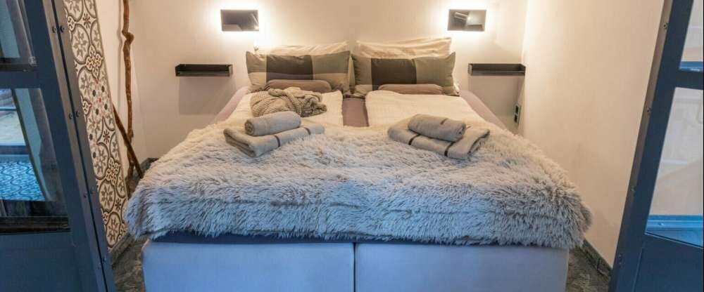 Das Apartment Himmelreich ist das Ergebnis aller vorherigen : hier hat das Hotelteam alle seine Erfahrungen ( und Fehler ! ) versucht zu korrigieren. Herausgekommen ist ein umwerfendes Apartment im Loft Stil mit Whirlpool, 1 x abgetrennten Schlafraum für 