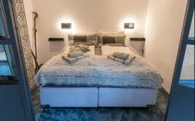 Das Apartment Himmelreich ist das Ergebnis aller vorherigen : hier hat das Hotelteam alle seine Erfahrungen ( und Fehler ! ) versucht zu korrigieren. Herausgekommen ist ein umwerfendes Apartment im Loft Stil mit Whirlpool, 1 x abgetrennten Schlafraum für 