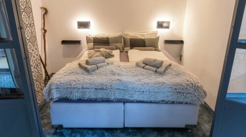 Das Apartment Himmelreich ist das Ergebnis aller vorherigen : hier hat das Hotelteam alle seine Erfahrungen ( und Fehler ! ) versucht zu korrigieren. Herausgekommen ist ein umwerfendes Apartment im Loft Stil mit Whirlpool, 1 x abgetrennten Schlafraum für 