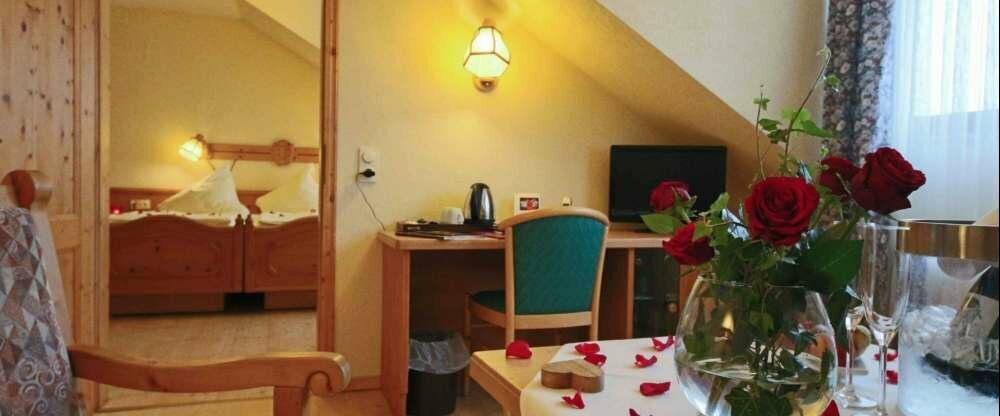 Hochzeits-Suite mit Himmelbett und Whirlwanne