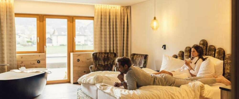 Romantik wie in den Flitterwochen - Erleben Sie gemütliche und romantische Abende in unserer Honeymoon Suite exklusiv mit einer freistehenden Badewanne im Zimmer mit herrlichem Ausblick. Es erwartet Sie bei Anreise eine kühle Flasche Sekt mit Pralinen auf