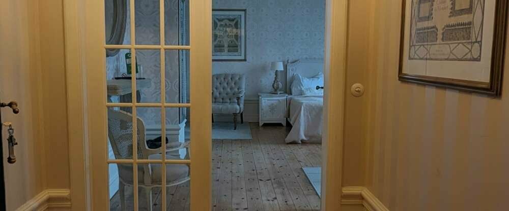 Hier erwartet Sie eine Suite mit Balkon und einem herrlichen Ausblick über den Golfplatz und den Schlosspark