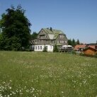 Außenansicht des Hotels von der Südseite Auf der Terrasse stehen ca. Sitzplätze zur Verfügung, Waldsofas und bequeme Sitzmöbel auf den angrenzenden Außenflächen laden zum Verweilen ein.