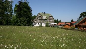 Außenansicht des Hotels von der Südseite Auf der Terrasse stehen ca. Sitzplätze zur Verfügung, Waldsofas und bequeme Sitzmöbel auf den angrenzenden Außenflächen laden zum Verweilen ein.
