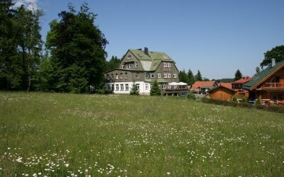 Außenansicht des Hotels von der Südseite
Auf der Terrasse stehen ca. Sitzplätze zur Verfügung, Waldsofas und bequeme Sitzmöbel auf den angrenzenden Außenflächen laden zum  Verweilen ein.