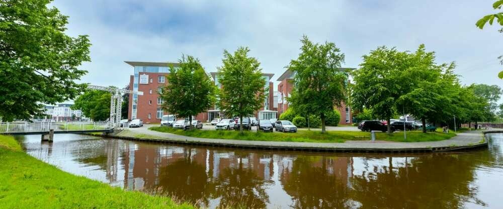 Hotel Alte Werft - Hotel-Außenansicht - Blick vom Kanal aus