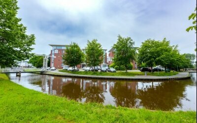 Hotel Alte Werft - Hotel-Außenansicht - Blick vom Kanal aus