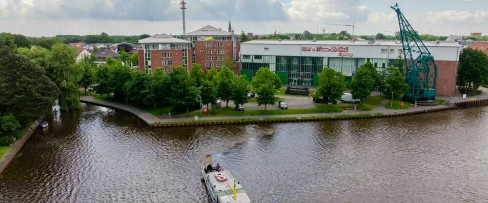 Hotel Alte Werft - Hotel-Außenansicht - Hafenrundfahrt