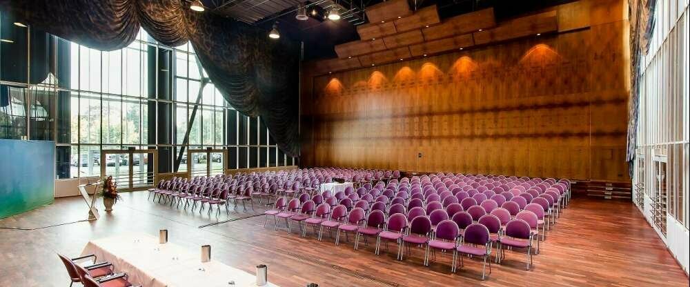 Hotel Alte Werft - Saal mit parlamentarischer Bestuhlung - bis zu 878 Personen bestuhlbar (Stuhlreihen) mit eigener Bühne