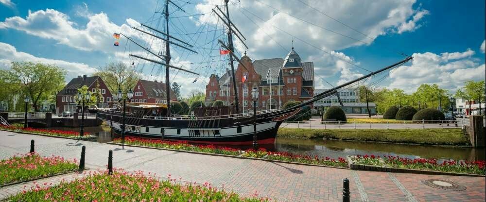 Hotel Alte Werft - im Bild die Friederike von Papenburg - in den vielen Kanälen direkt zu bestaunen