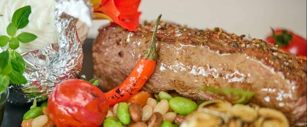 STRIPLOIN STEAK vom österreichischen Alpenrind mit Folienkartoffel, Sour Cream und Karotten-Bohnen Gemüse