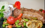 STRIPLOIN STEAK vom österreichischen Alpenrind mit Folienkartoffel, Sour Cream und Karotten-Bohnen Gemüse