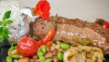 STRIPLOIN STEAK vom österreichischen Alpenrind mit Folienkartoffel, Sour Cream und Karotten-Bohnen Gemüse