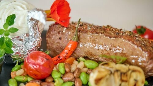 STRIPLOIN STEAK vom österreichischen Alpenrind mit Folienkartoffel, Sour Cream und Karotten-Bohnen Gemüse