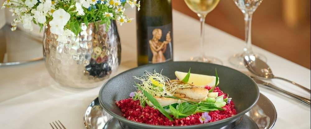 Gebratenes Zanderfilet auf Rote Beete Couscous mit Lauch-Sahne-Gemüse