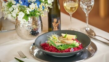 Gebratenes Zanderfilet auf Rote Beete Couscous mit Lauch-Sahne-Gemüse