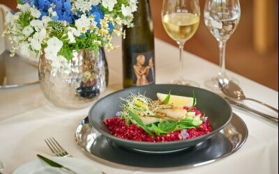 Gebratenes Zanderfilet auf Rote Beete Couscous mit Lauch-Sahne-Gemüse