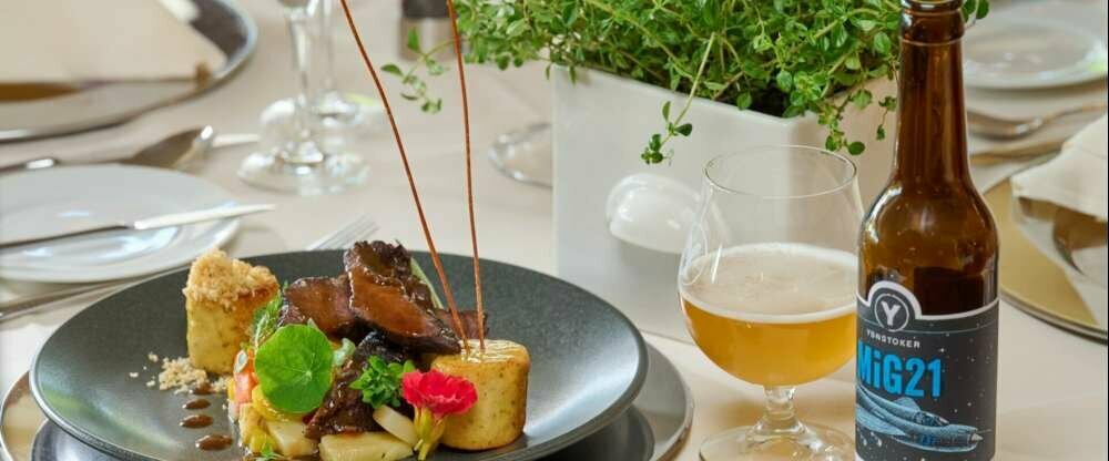 Geschmorte Rinderbäckchen vom Wiesenrind mit Semmelknödel und Karotten-Pastinaken-Gemüse