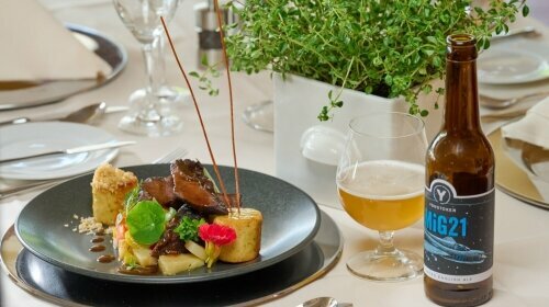 Geschmorte Rinderbäckchen vom Wiesenrind mit Semmelknödel und Karotten-Pastinaken-Gemüse