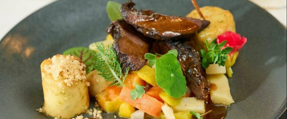Geschmorte Rinderbäckchen vom Wiesenrind mit Semmelknödel und Karotten-Pastinaken-Gemüse