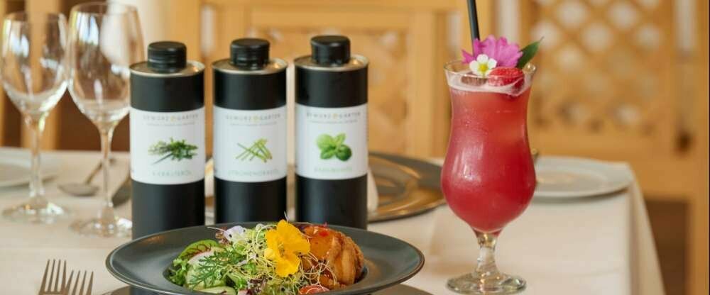 Gebackener Ziegenkäse im Toastbrotmantel auf buntem Blattsalat