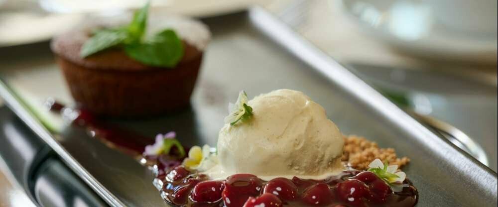 Lauwarmer Schokokuchen auf Kirschragout mit Vanilleeis