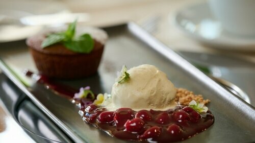 Lauwarmer Schokokuchen auf Kirschragout mit Vanilleeis