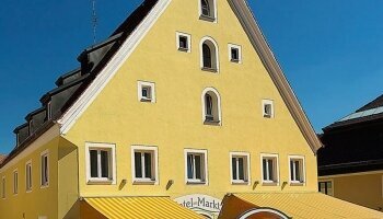 Die Ansicht vom Marktplatz der historischen Altstadt von Greding