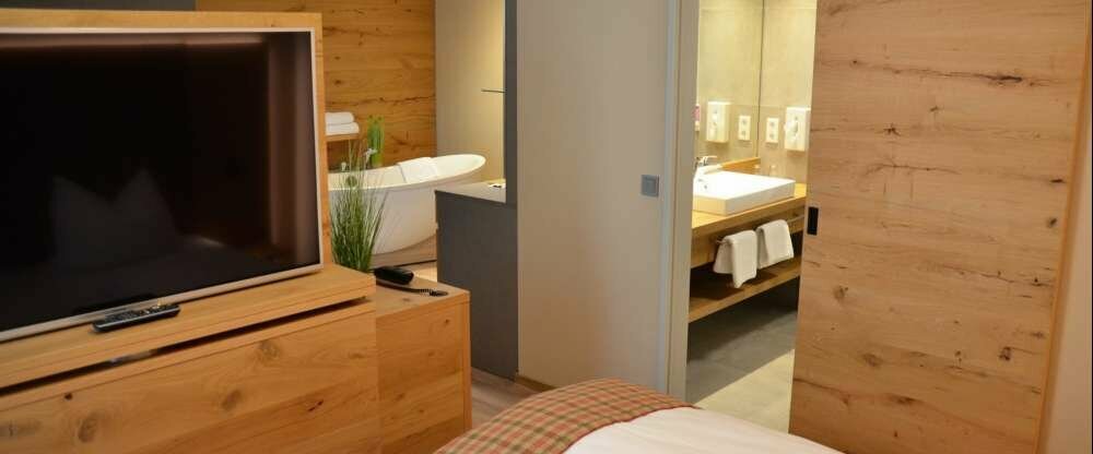 Deluxe-Zimmer mit Balkon/Terrase und Badewanne 