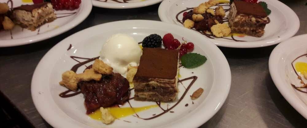 Dessertteller mit Eis, Creme und Früchten