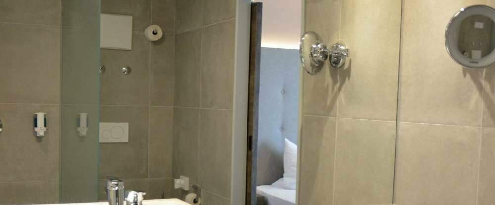 Badezimmer mit Dusche/WC