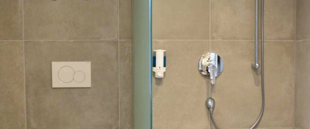 Badezimmer mit Dusche/WC