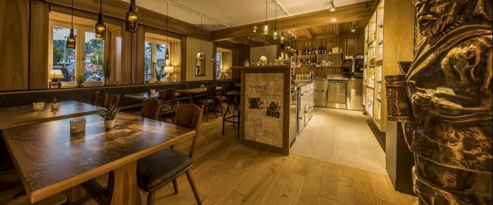 Die Bar heißt Atelier Teufelsbäck und verwöhnt Sie mit frisch gezapftem Bier und leckeren Cocktails.