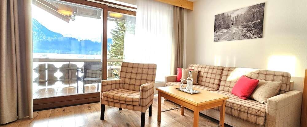 Hotel Cafe Fuggerhof - Sofagarnitur von DZ Apartment mit Panoramabalkon