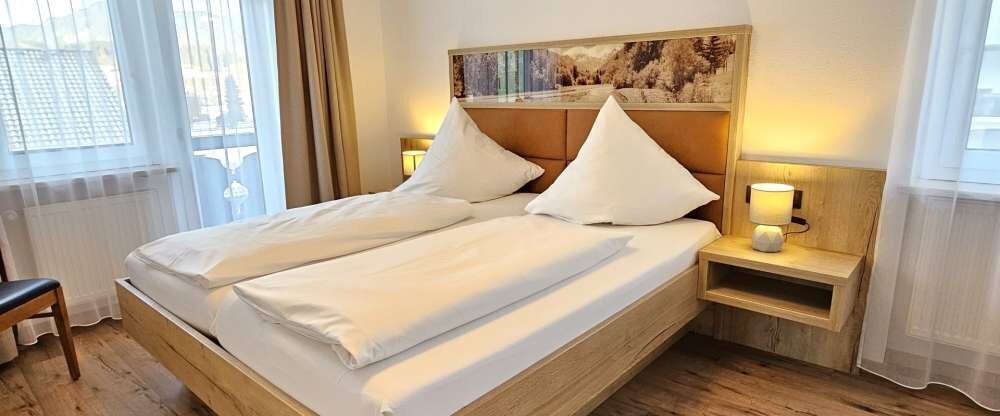 Hotel Cafe Fuggerhof - Familien Apartment Doppelbett Zimmer