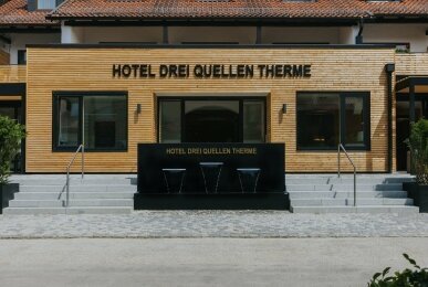 Hotel Drei Quellen Therme - Hotel-Außenansicht, Quelle: Hotel Drei Quellen Therme